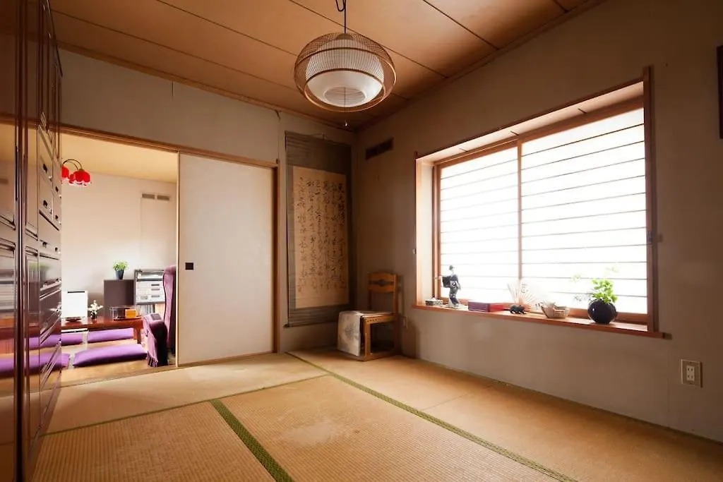 מלון סאפורו 川と森の静かな街に朝陽の見える部屋 無料駐車場 בית הארחה
