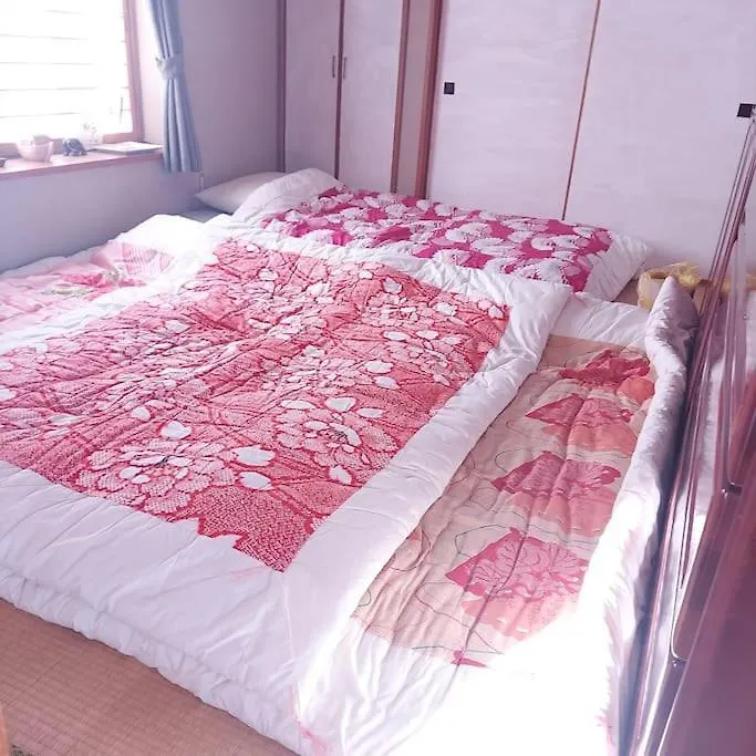 מלון סאפורו 川と森の静かな街に朝陽の見える部屋 無料駐車場 יפן